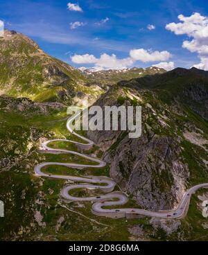 Luftaufnahme von einer alten Straße durch den St. Gotthard Pass in den Schweizer Alpen gehen Stockfoto