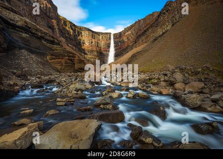Hengifoss Wasserfall in Ostisland Stockfoto