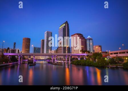 Skyline von Tampa nach Sonnenuntergang mit Hillsborough River im Vordergrund Stockfoto