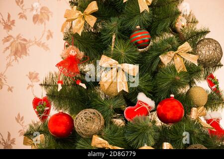 weihnachtsbaum mit Urlaub bunten Dekor Stockfoto