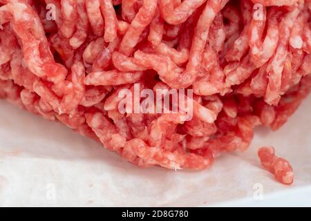 Nahaufnahme von gehacktem Schweinefleisch und Rindfleisch in einer Fleischwolf gerollt, Hackfleisch zum Kochen. Gesunde Ernährung Konzept, natürliche Nahrung Stockfoto