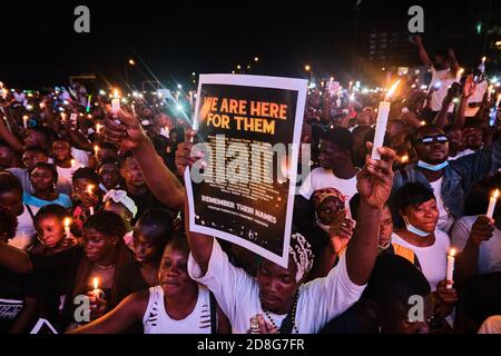 Demonstranten halten Kerzenlicht für Opfer von Polizeibrutalität während der Proteste markiert #EndSARS an der Lekki-Mautstelle in Lagos Nigeria am 16. Oktober 2020 Stockfoto