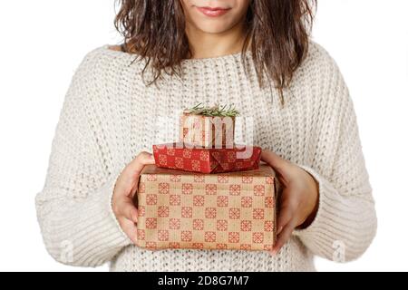 Junge Frau mit Geschenkschachteln in den Händen Nahaufnahme isoliert Auf Weiß Stockfoto