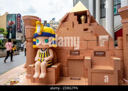 Popmart hält eine große Blindkastenausstellung, darunter eine 4.5 Meter hohe Puppe namens Labubu, die viele Besucher in Shanghai, China, anzieht, 21 September Stockfoto