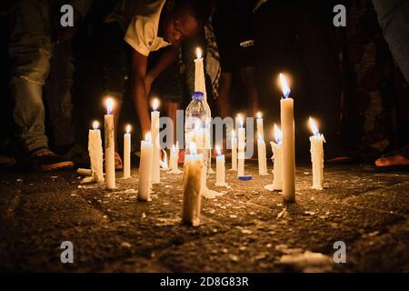 Demonstranten halten Kerzenlicht für Opfer von Polizeibrutalität während der Proteste markiert #EndSARS an der Lekki-Mautstelle in Lagos Nigeria am 16. Oktober 2020 Stockfoto