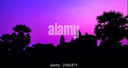 Panorama Palmen Nebel Sonnenaufgang tropischen Morgen violett malve bunte Himmel Landschaft. Berühmte Silhouette des kambodschanischen antiken Tempel Angkor wat, ngkor Stockfoto