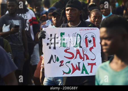 Ein Protestler hält ein Plakat während der Proteste gegen Polizeibrutalität mit dem Tag #EndSARS in Lagos Nigeria am 15. Oktober 2020. Stockfoto