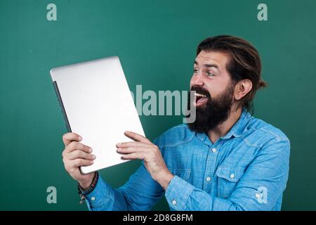 Gut aussehender Kerl mit Bart und Schnurrbart zeigt Dokument Papier für Notizen, Kopierer Platz, Werbung. Stockfoto