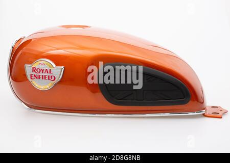 Bordeaux , Aquitaine / Frankreich - 10 20 2020 : Royal Enfield Motorrad orange Tank mit Logo Zeichen der klassischen indischen Motorrad Vintage-Look über wh Stockfoto