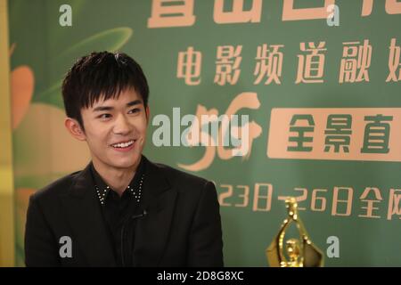 Der chinesische Sänger, Tänzer und Schauspieler Jackson Yee nimmt am 26. September 20 an den 29. Golden Rooster Awards in Zhengzhou, der zentralchinesischen Provinz Henan, Teil Stockfoto