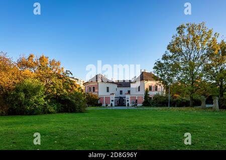 Prag / Tschechische Republik - Oktober 29 2020: Blick auf Chodov Fotress steht in einem Park mit gelben und orangefarbenen Bäumen. Sonniger Herbstabend. Stockfoto