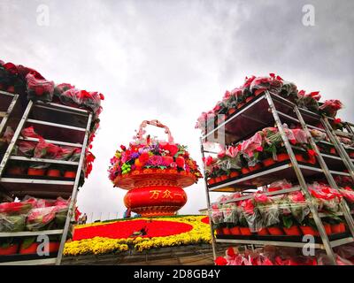 Die Menschen besuchen das Blumenbeet, das auf dem Platz des Himmlischen Friedens für den bevorstehenden Nationalfeiertag in Peking, China, am 23. September 2020 eingerichtet wurde. Stockfoto
