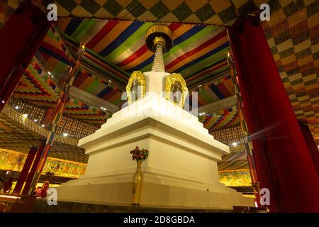 Shangri-la Innere Harmonie Stupa der Pagode ist die höchste und größte buddhistische weiße Pagode der Welt, in Shangri-la City, Diqing Tibetischer Autonomer Präfektur Stockfoto