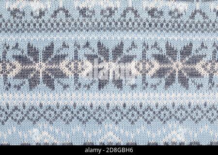 Blauer Strickstoff mit grauem und weißem skandinavischen geometrischen Ornament Stockfoto