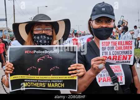 Mütter protestieren gegen Polizeibrutalität in Solidarität mit den Jugendlichen während der Proteste markiert #EndSARS in Lagos Nigeria am 17. Oktober 2020. Stockfoto