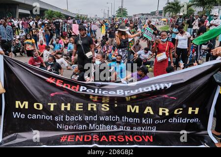 Mütter protestieren gegen Polizeibrutalität in Solidarität mit den Jugendlichen während der Proteste markiert #EndSARS in Lagos Nigeria am 17. Oktober 2020. Stockfoto