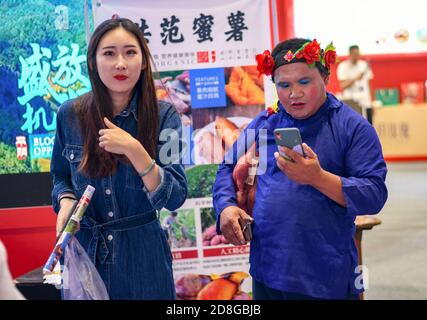 Livestreamer stellen Produkte an einem Livestreaming-Stand vor, der auf der 6. (Jinan) E-Commerce Industry Expo in Jinan, dem ostchinesischen Shandong Prov, eingerichtet wurde Stockfoto