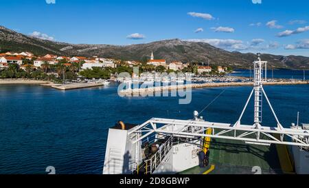 Blick von der Autofähre, wie es von Korcula in Richtung der Marina in Orebic, Kroatien im Oktober 2017 gesehen zurückkehrt. Stockfoto