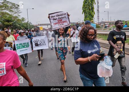 Mütter protestieren gegen Polizeibrutalität in Solidarität mit den Jugendlichen während der Proteste markiert #EndSARS in Lagos Nigeria am 17. Oktober 2020. Stockfoto