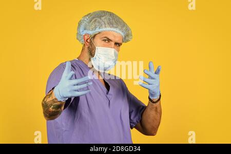 Ständig neue Viren entdeckt. Beginn des Virenausbruchs. Mann Arzt Uniform gelben Hintergrund. Typ des Virus. Coronavirus-Konzept. Erwarten Sie, dass Virus mutiert. Übertragung von Mensch zu Mensch. Stockfoto