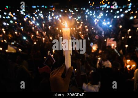 Demonstranten halten Kerzenlicht für Opfer von Polizeibrutalität während der Proteste markiert #EndSARS an der Lekki-Mautstelle in Lagos Nigeria am 16. Oktober 2020 Stockfoto
