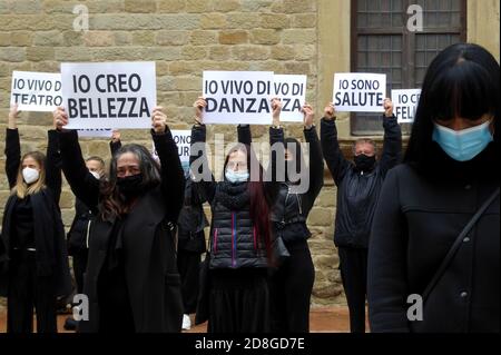 Italien, Arezzo, 29. Oktober 2020 : Covid-19 Notfall. Protest von Kulturschaffenden und Turnhallen gegen die Schließung von Kinos, Theatern, Tanzschulen und Turnhallen. Die italienische Regierung hat mit einem neuen Dekret über andere Beschränkungen entschieden, um der Ausbreitung des Covid-19 entgegenzuwirken.Foto © Daiano Cristini/Sintesi/Alamy Live News Stockfoto