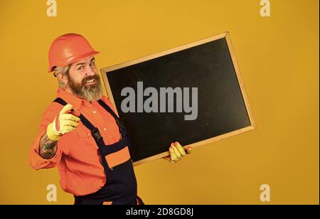 Professionelle Fähigkeiten. Bauherr lächelt auf Flipchart. Ingenieurprojekt, Kopierraum, Architekten- und Konstruktionszeichnung, Präsentation durch Auftragnehmer. Präsentation auf Tafel Plan für den Bau. Stockfoto