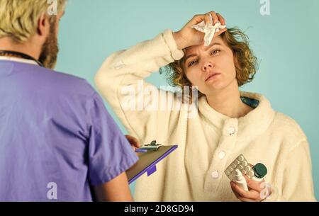 Diagnosekonzept. Fragen Sie nach Beschwerden. Medizinische Behandlung. Symptome einer Virusinfektion. Medizinische Hilfe. Verschreiben Sie Tests und Behandlung. Kranker Patient. Anamnese. Arzt kommunizieren Frau. Laufende Nase. Stockfoto