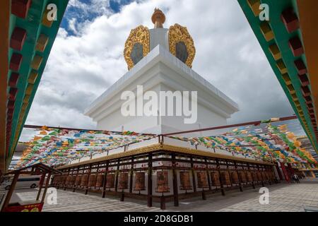 Shangri-la Innere Harmonie Stupa der Pagode ist die höchste und größte buddhistische weiße Pagode der Welt, in Shangri-la City, Diqing Tibetischer Autonomer Präfektur Stockfoto