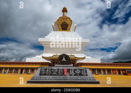 Shangri-la Innere Harmonie Stupa der Pagode ist die höchste und größte buddhistische weiße Pagode der Welt, in Shangri-la City, Diqing Tibetischer Autonomer Präfektur Stockfoto