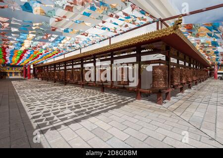 Shangri-la Innere Harmonie Stupa der Pagode ist die höchste und größte buddhistische weiße Pagode der Welt, in Shangri-la City, Diqing Tibetischer Autonomer Präfektur Stockfoto