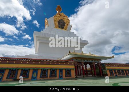 Shangri-la Innere Harmonie Stupa der Pagode ist die höchste und größte buddhistische weiße Pagode der Welt, in Shangri-la City, Diqing Tibetischer Autonomer Präfektur Stockfoto