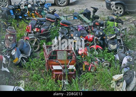 Ansicht der auf einem Feld in der Stadt Nanning, südchinesische Autonome Region Guangxi Zhuang, verlassenen Fahrzeuge, 20. September 2020. Stockfoto