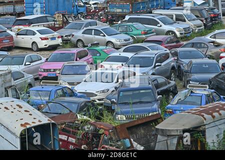 Ansicht der auf einem Feld in der Stadt Nanning, südchinesische Autonome Region Guangxi Zhuang, verlassenen Fahrzeuge, 20. September 2020. Stockfoto