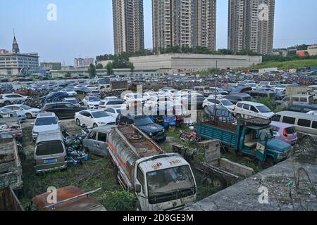 Ansicht der auf einem Feld in der Stadt Nanning, südchinesische Autonome Region Guangxi Zhuang, verlassenen Fahrzeuge, 20. September 2020. Stockfoto