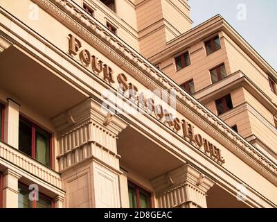 MOSKAU - 10.30.2020: Four Seasons Hotel Moscow Gebäude am Manesch Platz Stockfoto