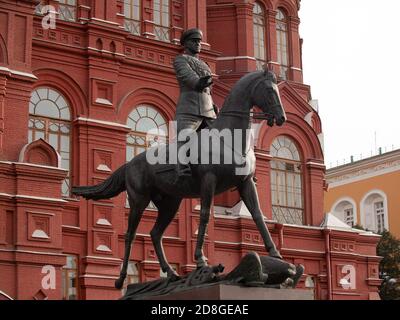 MOSKAU, RUSSLAND - 10.30.2020: Bronzestatue des sowjetischen Marshall Georgij Schukow in der Nähe des Gebäudes des Historischen Museums auf dem Roten Platz in Moskau, Russi Stockfoto