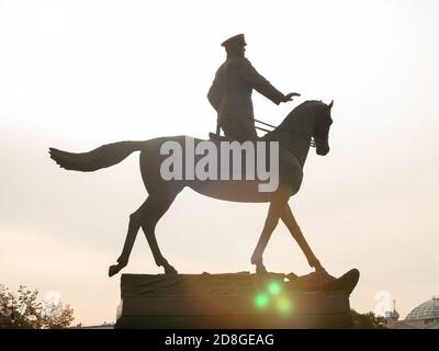 MOSKAU, RUSSLAND - 10.30.2020: Bronzestatue des sowjetischen Marshall Georgij Schukow in der Nähe des Gebäudes des Historischen Museums auf dem Roten Platz in Moskau, Russi Stockfoto