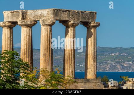 Ruinen des Apollotempels im antiken Korinth, Peloponnes, Griechenland. Für Christen ist Korinth aus den beiden Briefen des heiligen Paulus in der gut bekannt Stockfoto