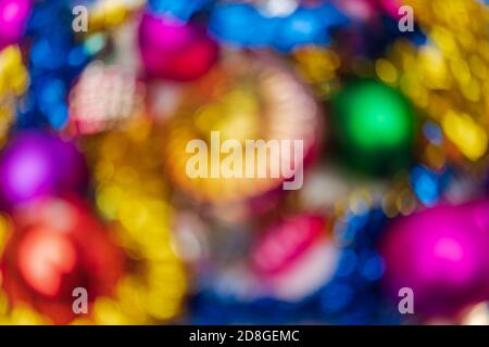 Defokussierte helle Weihnachtskugeln Urlaub Dekorationen, abstrakt verschwommen Bokeh Hintergrund-Effekt. Außerhalb des Fokus leuchtende Lichter Feier Textur Stockfoto