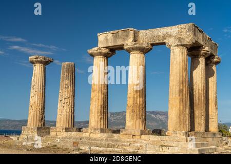 Ruinen des Apollotempels im antiken Korinth, Peloponnes, Griechenland. Für Christen ist Korinth aus den beiden Briefen des heiligen Paulus in der gut bekannt Stockfoto