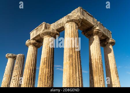 Ruinen des Apollotempels im antiken Korinth, Peloponnes, Griechenland. Für Christen ist Korinth aus den beiden Briefen des heiligen Paulus in der gut bekannt Stockfoto