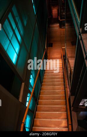 Vertikale High-Angle-Aufnahme einer Innentreppe Stockfoto