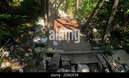 Open Air asiatische Toilette im ländlichen Dorf in der Nähe der Wald Stockfoto