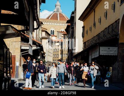 Touristen in Zeiten von Covid-19 Ponte Vecchio historische Brücke in Florenz, Italien Stockfoto