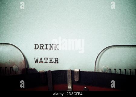 Trinken Sie Wasser Phrase mit einer Schreibmaschine geschrieben. Stockfoto