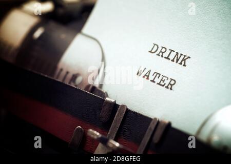Trinken Sie Wasser Phrase mit einer Schreibmaschine geschrieben. Stockfoto