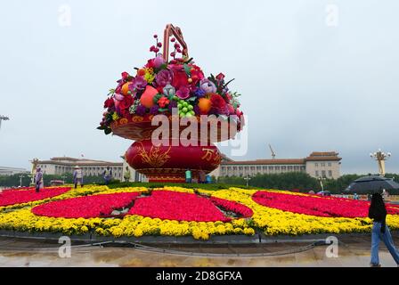 Die Menschen besuchen das Blumenbeet, das auf dem Platz des Himmlischen Friedens für den bevorstehenden Nationalfeiertag in Peking, China, am 23. September 2020 eingerichtet wurde. Stockfoto