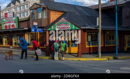 --FILE--die Straßenansicht der südlichsten Stadt der Welt, bekannt als "das Ende der Welt", Ushuaia, Argentinien, 16. Februar 2016. Stockfoto