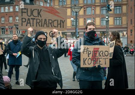 Kopenhagen, Dänemark. Oktober 2020. Polen in Dänemark und Unterstützer protestieren gegen das strenge Abtreibungsgesetz in Polen. Demonstranten halten Plakate mit Parolen hoch und tragen das rote Blitzbild, das zu einem Symbol der Proteste geworden ist. Stockfoto